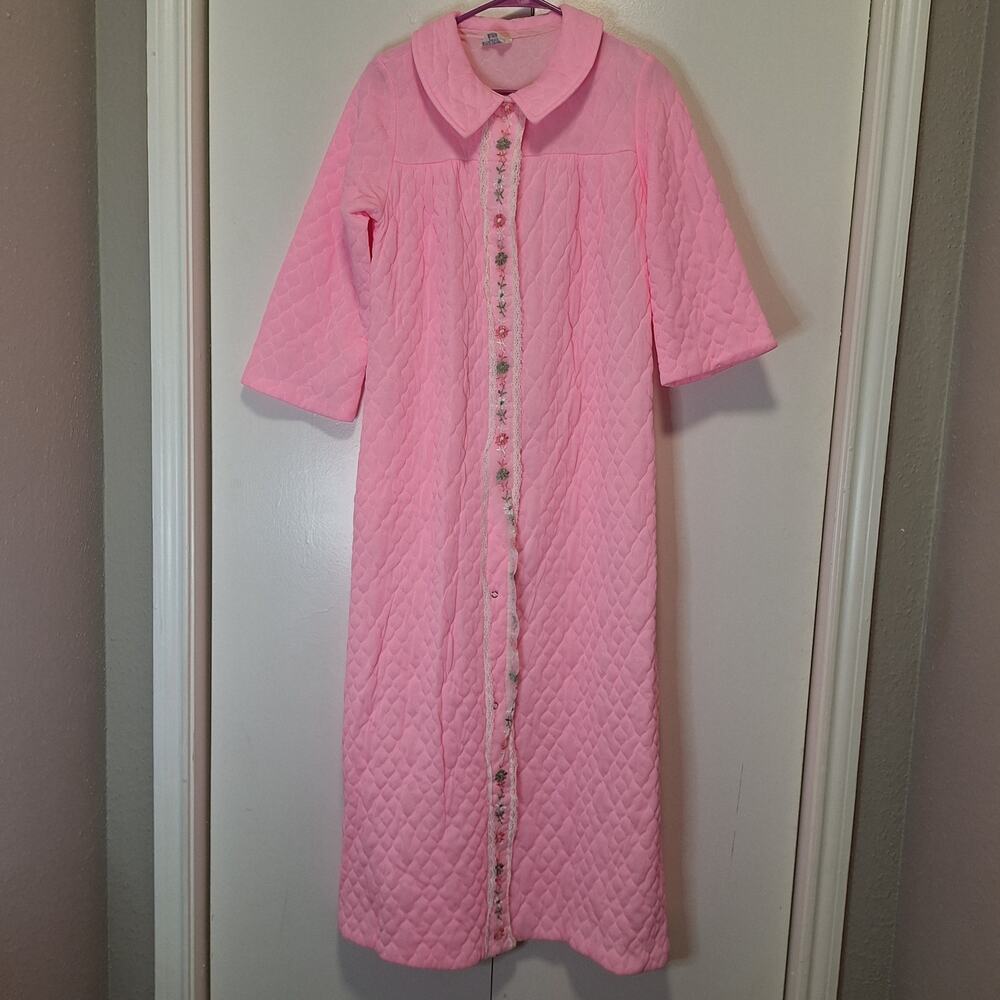 Vintage Pink Quilted Housecoat with Floral Embroidery and Lace Details Sz S-M